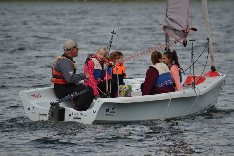 People sailing a dinghy on Cransley Reservoir